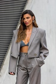 Misse Beqiri, cropped blazer, grey, pants, flared pants, fluid pants, trousers, top, loops, fashion week, frenchystyle, FW, jonathan paciullo, street style, SPRING SUMMER 2022, SS 22, LFW, LONDON, vertical, atmosphere details, detail