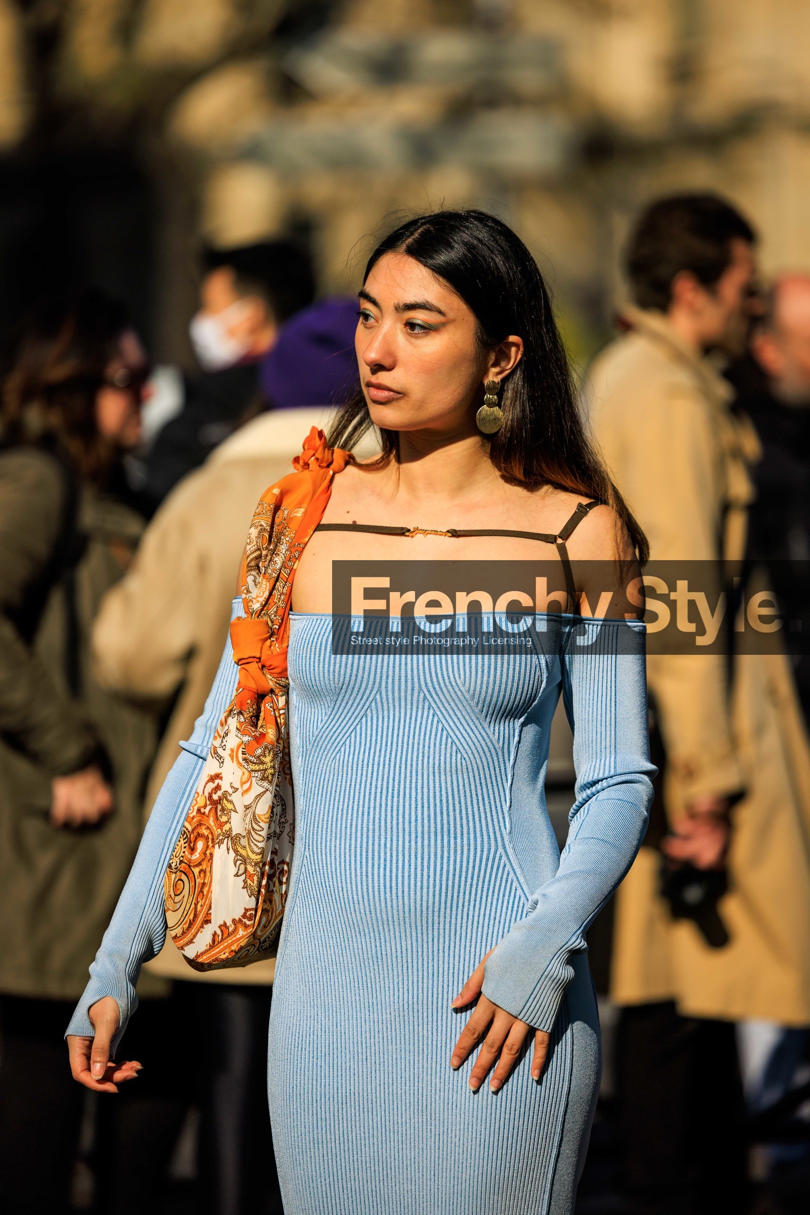 knitted dress, make up, light blue dress, knitwear, tote bag, multiprint bag, orange bag, FW 22-23, FALL WINTER 2022_2023, AUTUMN WINTER 2022-2023, fashion week, frenchystyle, FW, jonathan paciullo, street style, PFW, PARIS, vertical, detail