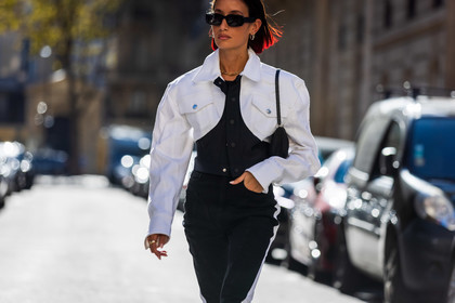 Aleali May, bag, blue pants, blue shirt, body, boots, color, cut out top, fluo pink bag, green body, multicolor, pink bag, print, printed body, printed pants, printed shirt, shirt, yellow body, yellow shirt, yellox pants, street style, jonathan paciullo, FW, frenchystyle, fashion week, PFW, PARIS, SPRING SUMMER 2022, SS 22, horizontal, atmosphere details