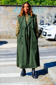 kaki trench coat, sleeveless trench coat, yellow blouse, animal skin printed blouse, high collar blouse, snake printed blouse, black leather boots, big sole boots, flat boots, street style, jonathan paciullo, FW, frenchystyle, fashion week, MFW, MILAN, SPRING SUMMER 2021, SS 21, vertical, full length