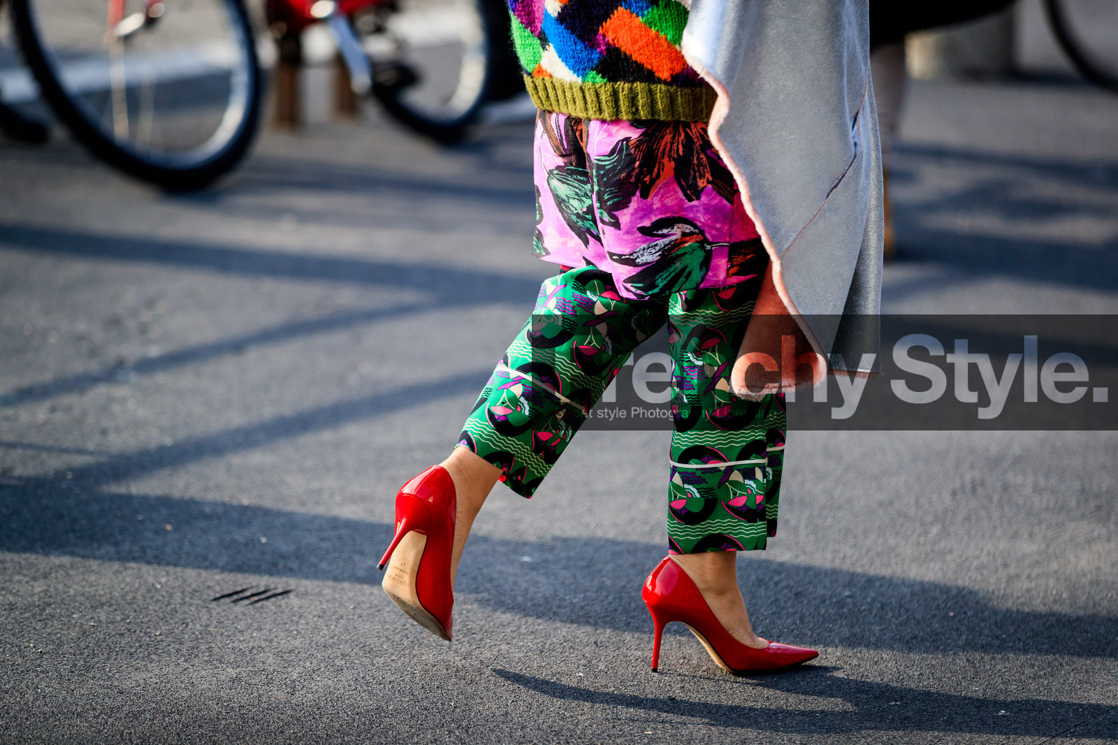 atmosphere details, AUTUMN WINTER 2017-2018, AW 17-18, back detail, detail, FALL WINTER 2017-2018, fashion week, frenchystyle, FW, FW 17-18, geometric, graphic pants, graphic sweater, green pants, high heels, horizontal, jonathan paciullo, leather shoes, MFW, MILAN, multicolor sweater, pink fur, printed pants, printed sweater, psychedelic, red shoes, shiny jacket, silver jacket, street style, trousers