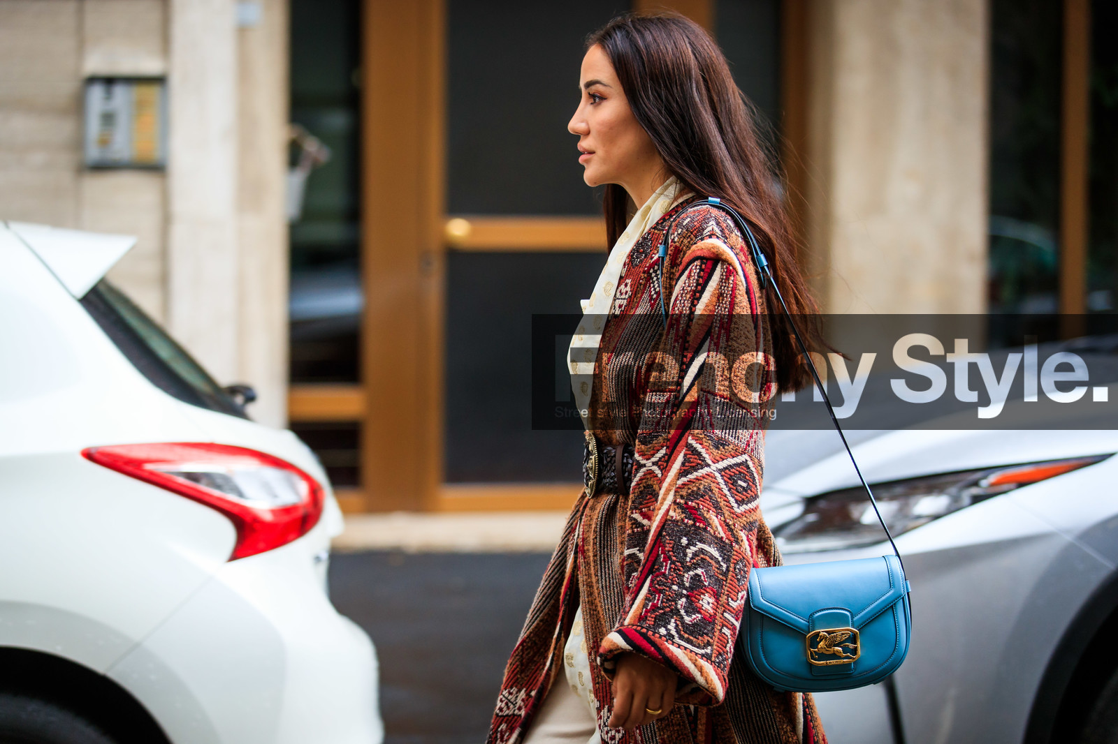 red jacket, red cardigan, ethnic printed jacket, ethnic printed cardigan, long jacket, long cardigan, belted jacket, belted cardigan, blue leather bag, shoulder bag, etro bag, etro belt, etro jacket, etro cardigan, close up detail, bag detail, geometrical printed jacket, geometical printed cardigan, tamara kalinic, street style, jonathan paciullo, FW, frenchystyle, fashion week, MFW, MILAN, SPRING SUMMER 2021, SS 21, horizontal, atmosphere details, detail