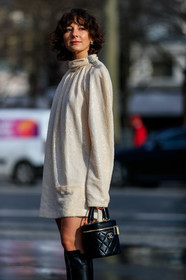 alyssa coscarelli, white dress, sequins dress, high collar dress, long sleeves dress, mini dress, chanel bag, chanel dress, chanel earrings, black leather bag, box bag, hand bag, quilted bag, logo earrings, strassed earrings, strassed dress, fashion week, frenchystyle, FW, jonathan paciullo, street style, PFW, PARIS, vertical, atmosphere details, detail