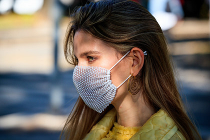 close up detail, mask detail, golden earrings, round shape earrings, hoop earrings, covid face mask, fashion week, frenchystyle, FW, jonathan paciullo, street style, MFW, MILAN, SPRING SUMMER 2021, SS 21, horizontal, atmosphere details, detail