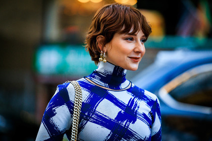 details, close up, short hair, blue and white print dress, alyssa coscarelli, fashion week, frenchystyle, FW, jonathan paciullo, street style, NYFW, NEW YORK, AUTUMN WINTER 2022-2023, FALL WINTER 2022_2023, FW 22-23, atmosphere details, horizontal