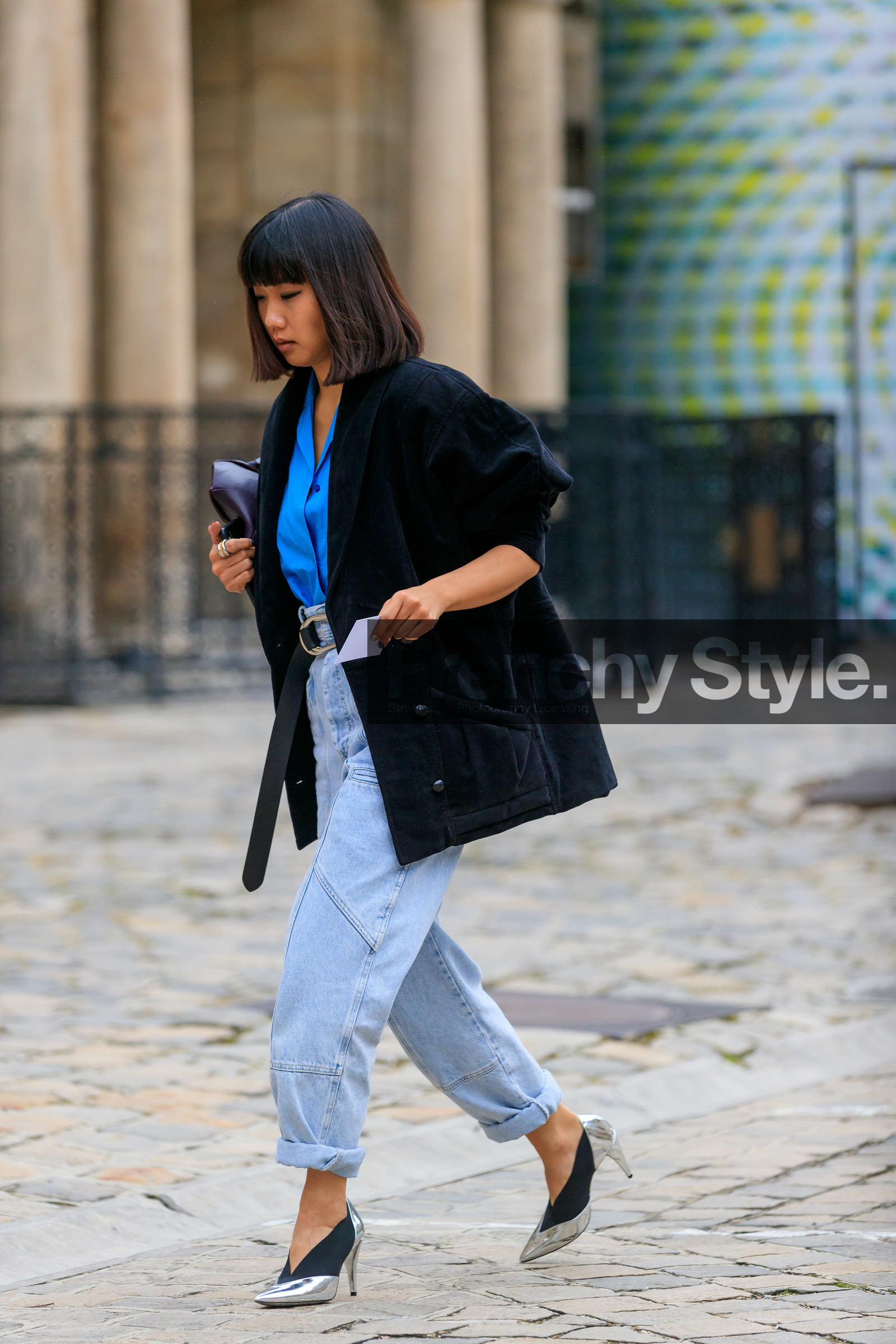 light blue jeans, isabel marant pants, multi pocket jeans, cropped jeans, silvered shoes, black shoes, high heels shoes, sharp end shoes, mirror shoes, black jacket, velvet jacket, blue shirt, black leather belt, belted pants, high waist jeans, bottega veneta belt, fashion week, frenchystyle, FW, jonathan paciullo, street style, PFW, PARIS, SPRING SUMMER 2020, SS 20, horizontal, full length