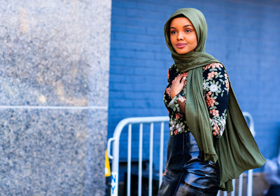 black skirt, floral, flowers, green scarf, hijab, leather skirt, printed top, street style, jonathan paciullo, FW, frenchystyle, fashion week, NYFW, NEW YORK, AUTUMN WINTER 2018-2019, AW 18-19, FALL WINTER 2018-2019, FW 18-19, atmosphere details, horizontal, detail, model, halima aden