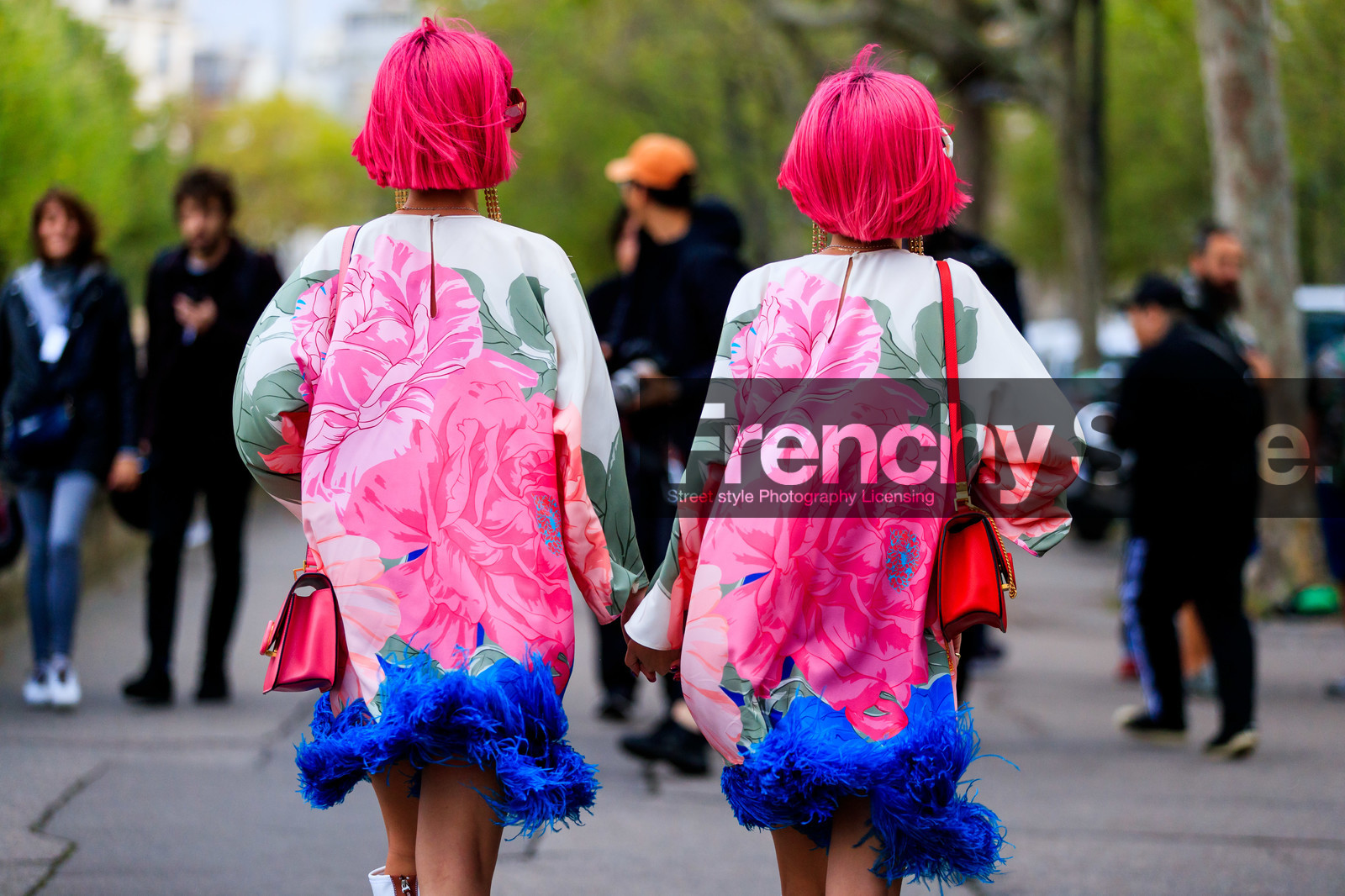 Ami and Aya Suzuki, back details, valentino bag, valentino dress, pink hair, pink dress, pink leather bag, light green dress, blue dress, feather details, feather dress, long sleeves dress, mini dress, floral printed dress, PARIS, PFW, SPRING SUMMER 2020, SS 20, fashion week, frenchystyle, FW, jonathan paciullo, street style, horizontal, atmosphere details, detail