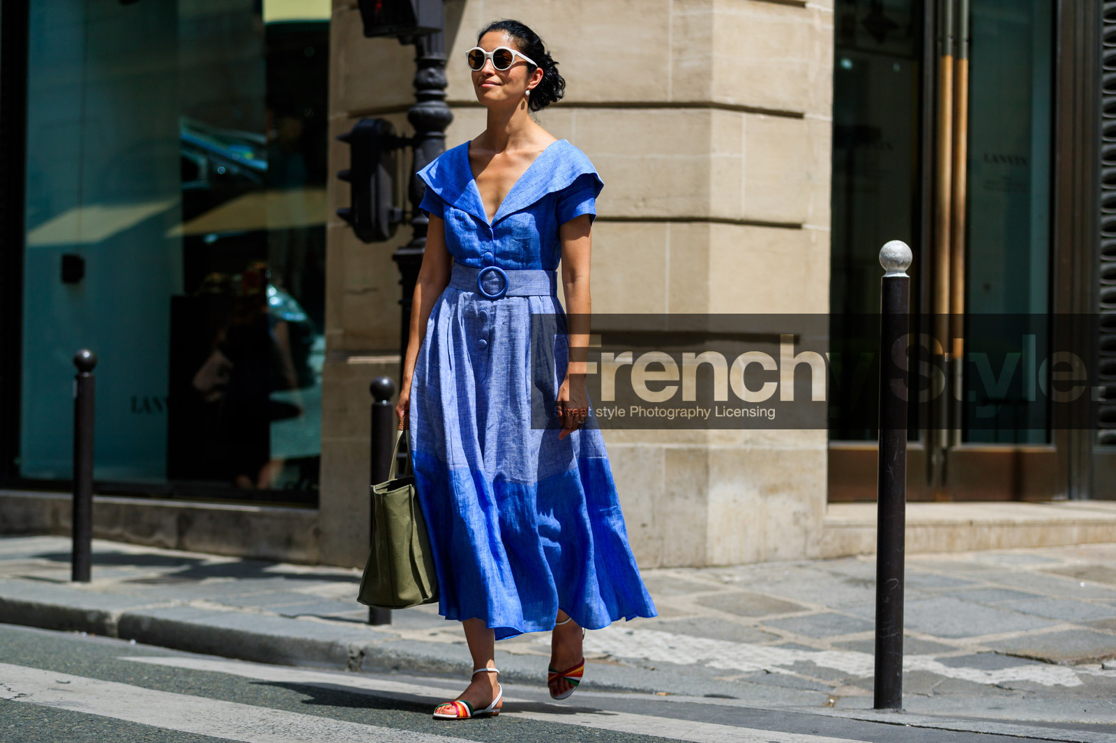 blue dress, graphic dress, green bag, leather bag, leather shoes, multicolor shoes, printed dress, sunglasses, fashion week, frenchystyle, FW, jonathan paciullo, street style, PFW, PARIS, atmosphere details, horizontal, full length, AUTUMN WINTER 2018-2019, FALL WINTER 2018-2019, FW 18-19, caroline issa