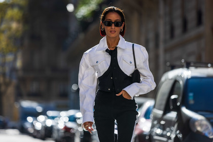 Aleali May, bag, blue pants, blue shirt, body, boots, color, cut out top, fluo pink bag, green body, multicolor, pink bag, print, printed body, printed pants, printed shirt, shirt, yellow body, yellow shirt, yellox pants, street style, jonathan paciullo, FW, frenchystyle, fashion week, PFW, PARIS, SPRING SUMMER 2022, SS 22, horizontal, atmosphere details
