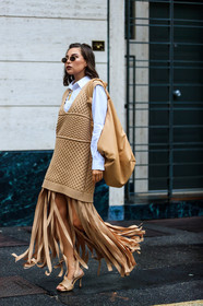 white shirt, sleeveless pullover, beige pullover, beige skirt, beige leather sandals, beige leather slippers, beige leather bag, round shape glasses, metalic frame sunglasses, long pullover, long skirt, split skirt, pullover dress, openwork pullover, pleated skirt, plaited sandals, plaited slippers, high heels sandals, high heels slippers, big bag, shoulder bag, karina nigay, street style, jonathan paciullo, FW, frenchystyle, fashion week, MFW, MILAN, SPRING SUMMER 2021, SS 21, vertical, full length
