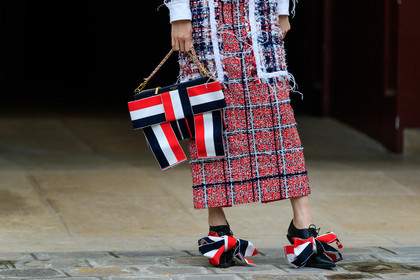 thom browne bag, thom browne coat, thom browne look, thom browne shoes, thom browne dress, tweed dress, tweed coat, blue coat, blue bag, blue shies, white coat, white dress, white bag, white shoes, red coat, red dress, red bag, red shoes, checked coat, checked dress, striped bag, striped shoes, sequins dress, long dress, used coat, used jacket, knot details, knot details shoes, knot details bag, hand bag, black leather shoes, kitten heels shoes, black leather derbie, fashion week, frenchystyle, FW, jonathan paciullo, street style, PFW, PARIS, SPRING SUMMER 2020, SS 20, horizontal, atmosphere details, detail