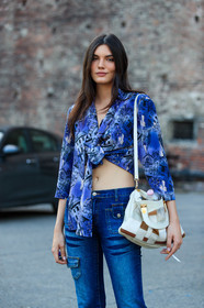 vintage shirt, vintage look, vintage jeans, vintage bag, patchwork bag, white leather bag, suede bag, brown bag, blue shirt, cropped shirt, cachemere printed shirt, blue jeans, fashion week, frenchystyle, FW, jonathan paciullo, street style, MFW, MILAN, SPRING SUMMER 2021, SS 21, vertical, detail, model
