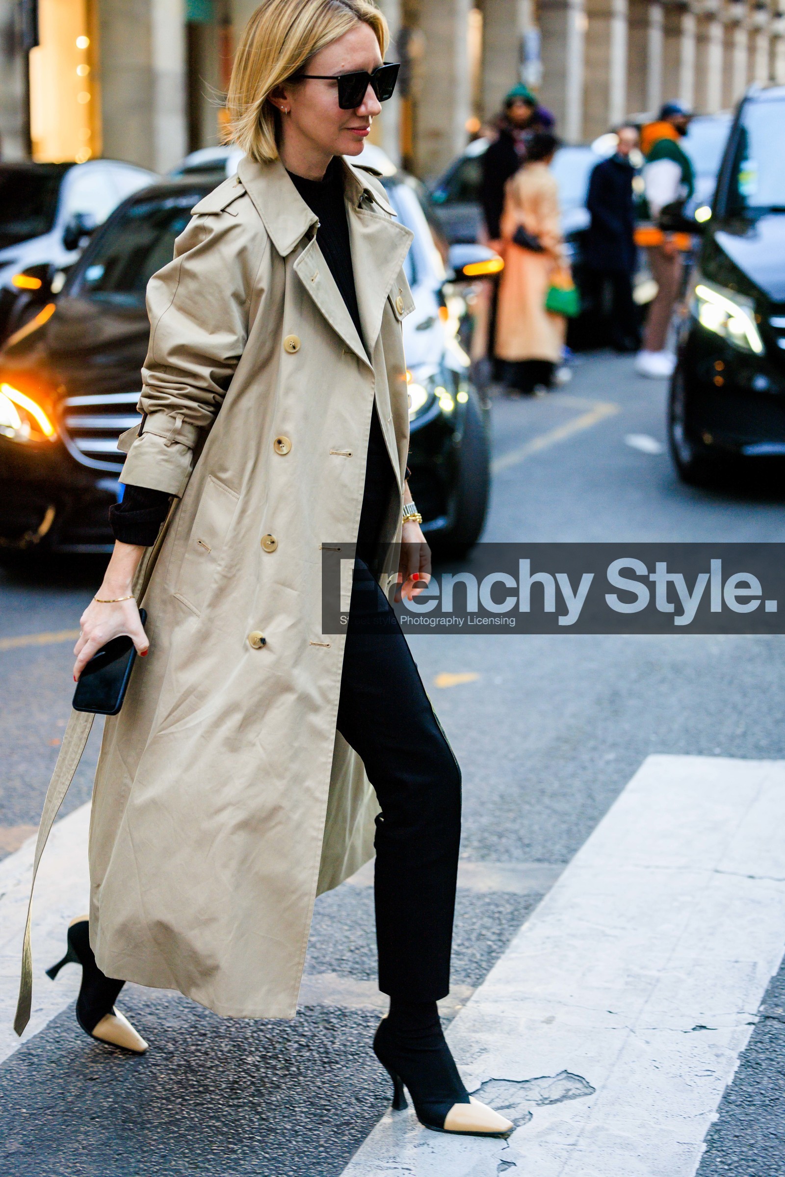 black sunglasses, classic trench, buttoned trench, black pants, dual toned stilletos, black stilletos, heels, black sweater, lisa aiken, fashion week, frenchystyle, FW, jonathan paciullo, street style, AUTUMN WINTER 2022-2023, FALL WINTER 2022_2023, FW 22-23, PFW, PARIS, vertical, full length