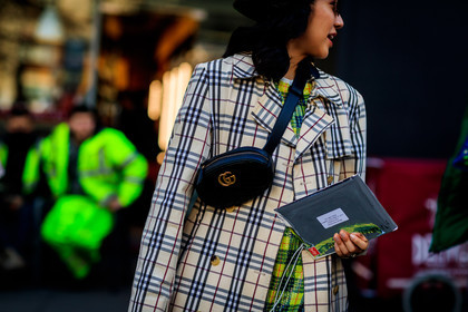 beige coat, black bag, burberry, checked, fanny pack, graphic dress, graphic jacket, gucci, leather bag, plaid, printed dress, printed jacket, sunglasses, trench coat, vêtements, yellow dress, fashion week, frenchystyle, FW, jonathan paciullo, street style, LFW, LONDON, AUTUMN WINTER 2018-2019, AW 18-19, FALL WINTER 2018-2019, FW 18-19, horizontal, atmosphere details, detail
