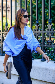 atmosphere details, balenciaga, beige bag, blue shirt, detail, fashion week, frenchystyle, FW, jonathan paciullo, leather bag, men shirt, navy skirt, NEW YORK, NYFW, printed shirt, SPRING SUMMER 2018, SS 18, street style, striped shirt, stripes, sunglasses, vertical