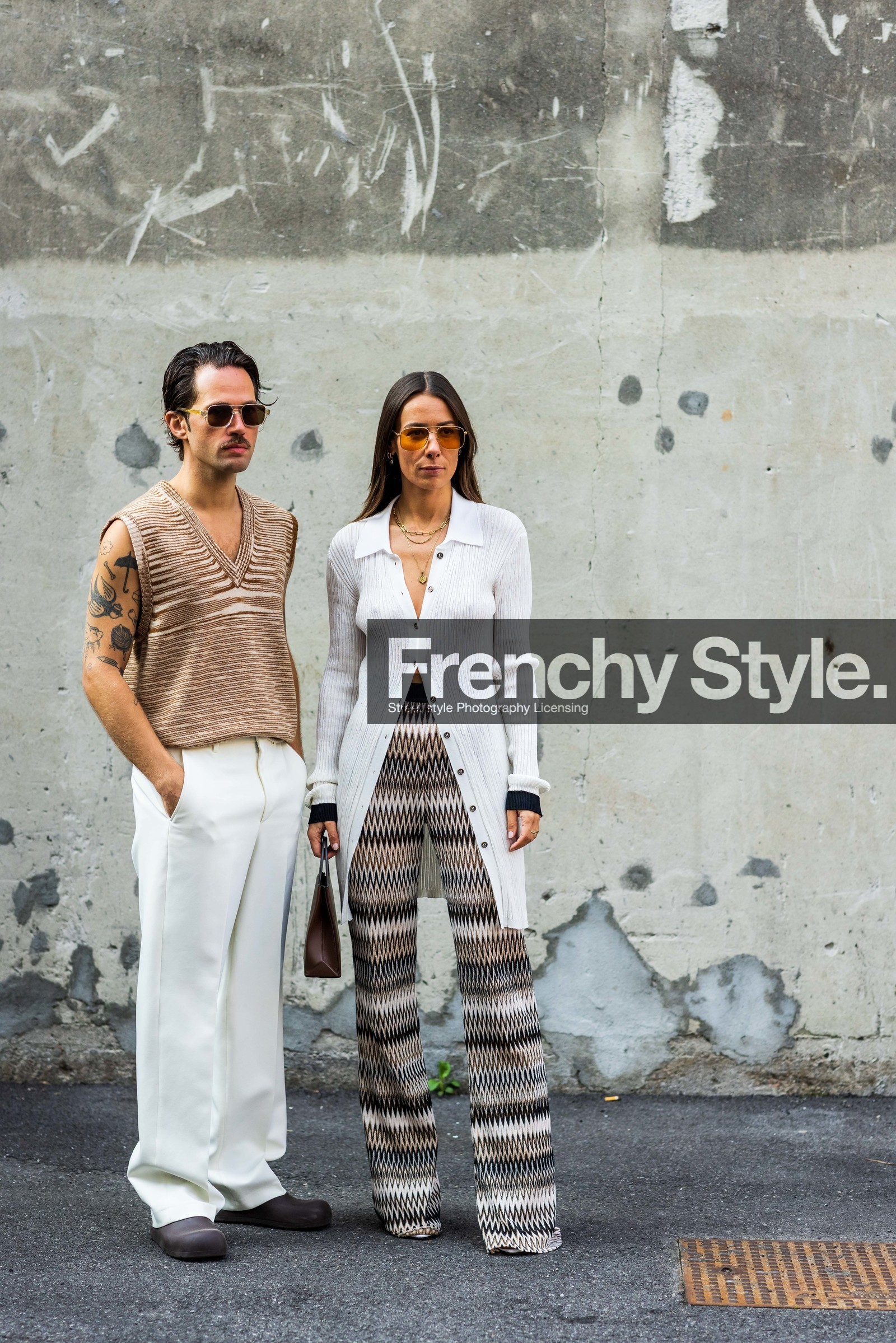 Alice Barbier, beige knit, beige pants, brown bag, brown clog, couple, duo, fluid pants, Jean-Sebastien Roques, knitted pants, leather bag, missoni look, orange sunglasses, printed pants, ribbed cardigan, sleveless knit, striped knit, sunglasses, white cardigan, white pants, v-neck knit, fashion week, frenchystyle, FW, jonathan paciullo, street style, MFW, MILAN, SPRING SUMMER 2022, SS 22, vertical, full length, menswear