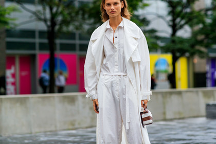 brown bag, giedre dukauskaite, Giedrė Dukauskaitė, graphic bag, leather bag, mini bag, model, off white, printed bag, striped bag, tone on tone, total look white, trench coat, trousers, white coat, white jumpsuit, fashion week, frenchystyle, FW, jonathan paciullo, street style, NEW YORK, NYFW, SPRING SUMMER 2020, SS 20, horizontal, atmosphere details, detail