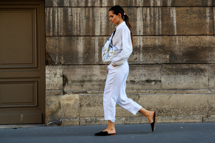 black mules, isabel marant, leather bag, leather shoes, shiny bag, silver bag, trousers, white pants, white shirt, fashion week, frenchystyle, FW, jonathan paciullo, street style, PFW, PARIS, horizontal, atmosphere details, full length, AUTUMN WINTER 2018-2019, FALL WINTER 2018-2019, FW 18-19, doina ciobanu