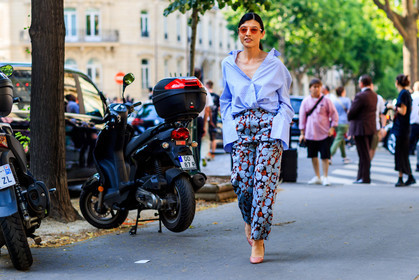 atmosphere details, blue pants, blue shirt, dries van noten, fashion week, frenchystyle, full length, FW, high heels, horizontal, jonathan paciullo, julie ragolia, leather shoes, MENSWEAR, oversize, PARIS, PFW, pink shoes, prada, printed pants, SPRING SUMMER 2018, SS 18, street style, sunglasses, trousers