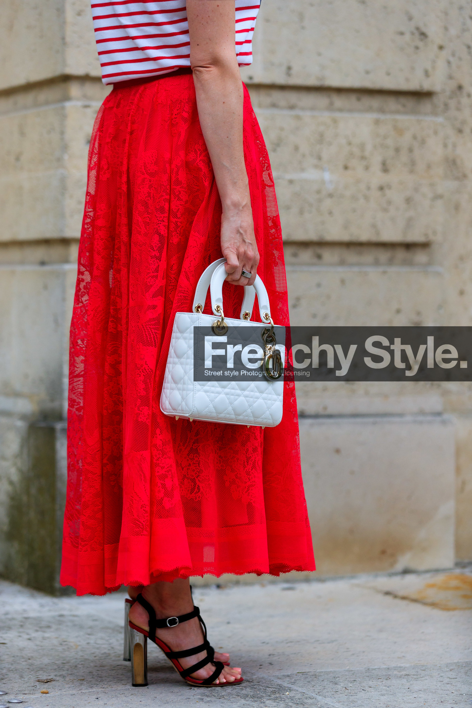 red skirt, long skirt, lace skirt, dior skirt, dior bag, lady dior bag, quilted bag, hand bag, white leather bag, square shape bag, bag detail, close up detail, legs detail, high heels sandals, black sandals, multi straps sandals, suede sandals, fashion week, frenchystyle, FW, jonathan paciullo, street style, PFW, PARIS, AUTUMN WINTER 2021-2022, FALL WINTER 2021-2022, FW 21-22, vertical, atmosphere details, detail