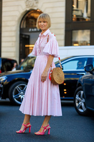 beige bag, graphic dress, high heels, leather bag, leather shoes, pink dress, pink shoes, pleated dress, pleats, printed dress, fashion week, frenchystyle, FW, jonathan paciullo, street style, PFW, PARIS, vertical, full length, AUTUMN WINTER 2018-2019, FALL WINTER 2018-2019, FW 18-19, lisa aiken