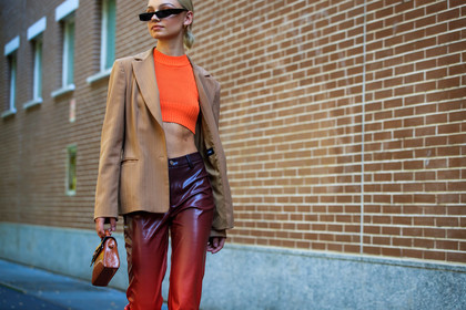 black sunglasses, small sunglasses, futurist shape sunglasses, orange top, knit top, knitwear, cropped top, beige jacket, red pants, orange pants, tie and dye pants, leather pants, leather bag, mini bag, camel leather bag, animal skin bag, hand bag, nose piercing, sleeveless top, red leather pants, fashion week, frenchystyle, FW, jonathan paciullo, street style, MFW, MILAN, SPRING SUMMER 2021, SS 21, horizontal, atmosphere details, detail