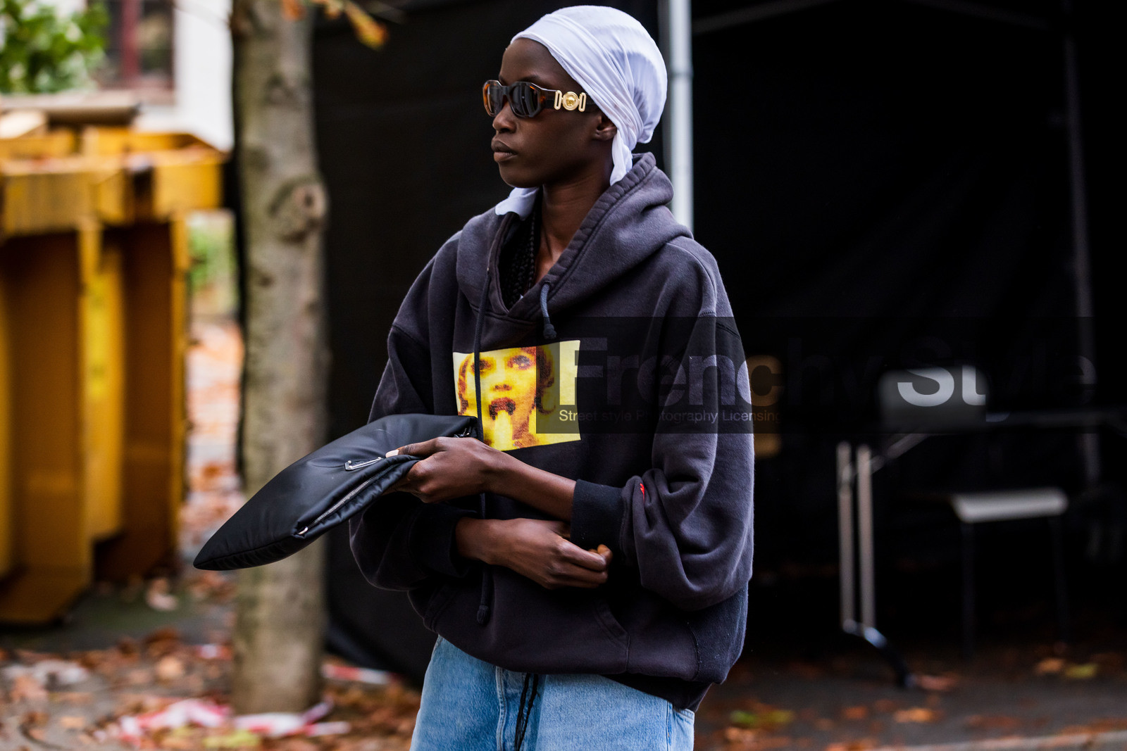 black hoodie, black pouch, black sweatshirt, head scarf, hoddie, pouch, scarf, sunglasses, sweatshirt, tortoise sunglasses, versace sunglasses, white scarf, fashion week, frenchystyle, FW, jonathan paciullo, street style, PFW, PARIS, SPRING SUMMER 2022, SS 22, atmosphere details, horizontal