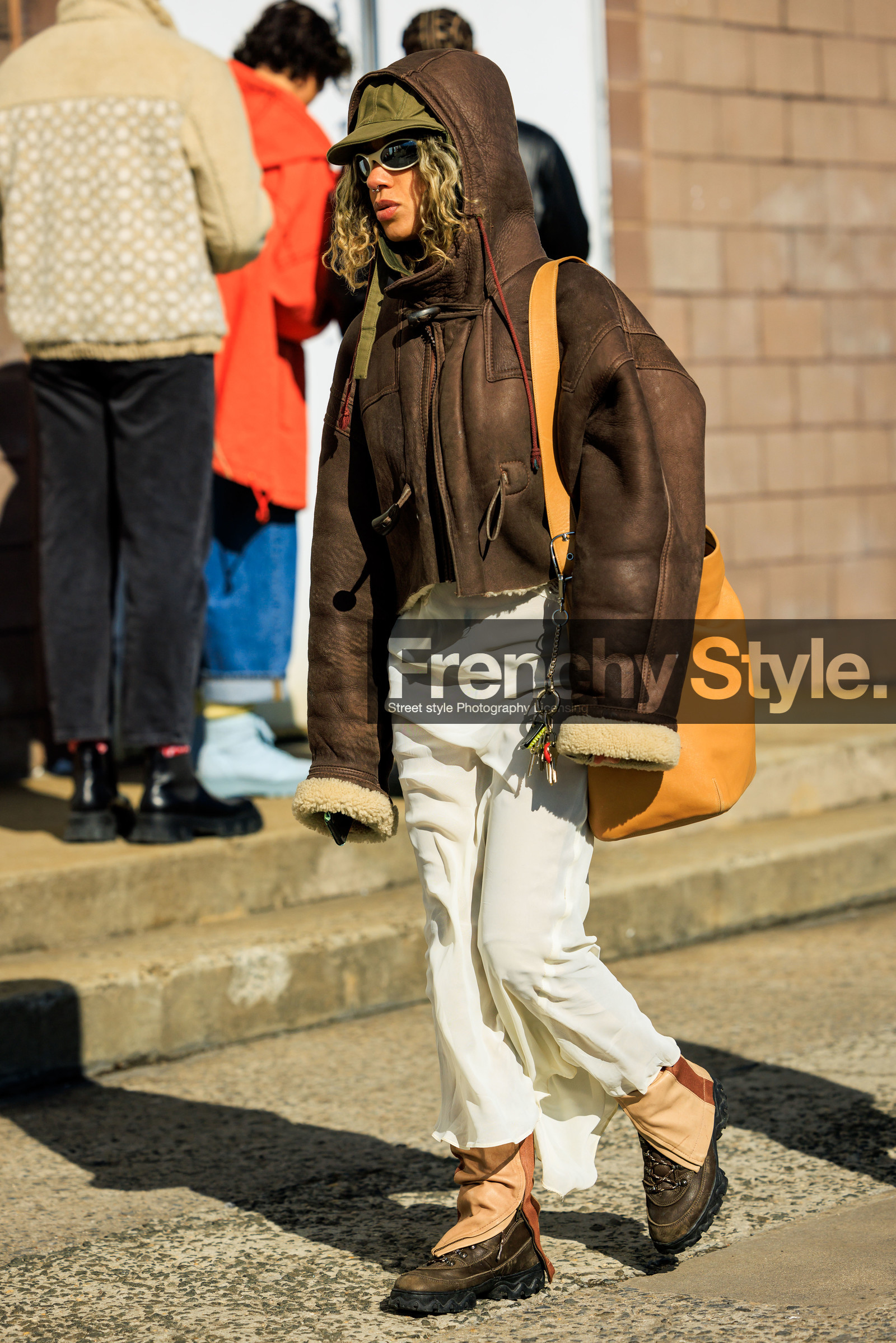 leather jacket, brown jacket, puffy, jacket, white trousers, white flared pants, yellow tote bag, leather tote bag, green cap, white sunglasses, fashion week, frenchystyle, FW, jonathan paciullo, street style, NYFW, NEW YORK, AUTUMN WINTER 2022-2023, FALL WINTER 2022_2023, FW 22-23, vertical, atmosphere details