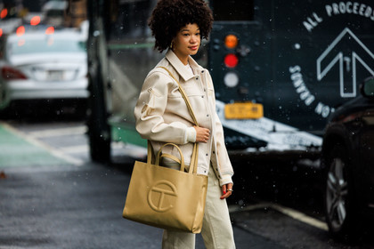 telfar bag, crossbody bag, telfar beige bag, beige handbag, telfar cabas bag, black leather jacket, leather jacket, white jacket, white pants, full white look, red nails, ring, fashion week, frenchystyle, FW, jonathan paciullo, street style, NYFW, NEW YORK, AUTUMN WINTER 2022-2023, FALL WINTER 2022_2023, FW 22-23, atmosphere details, horizontal
