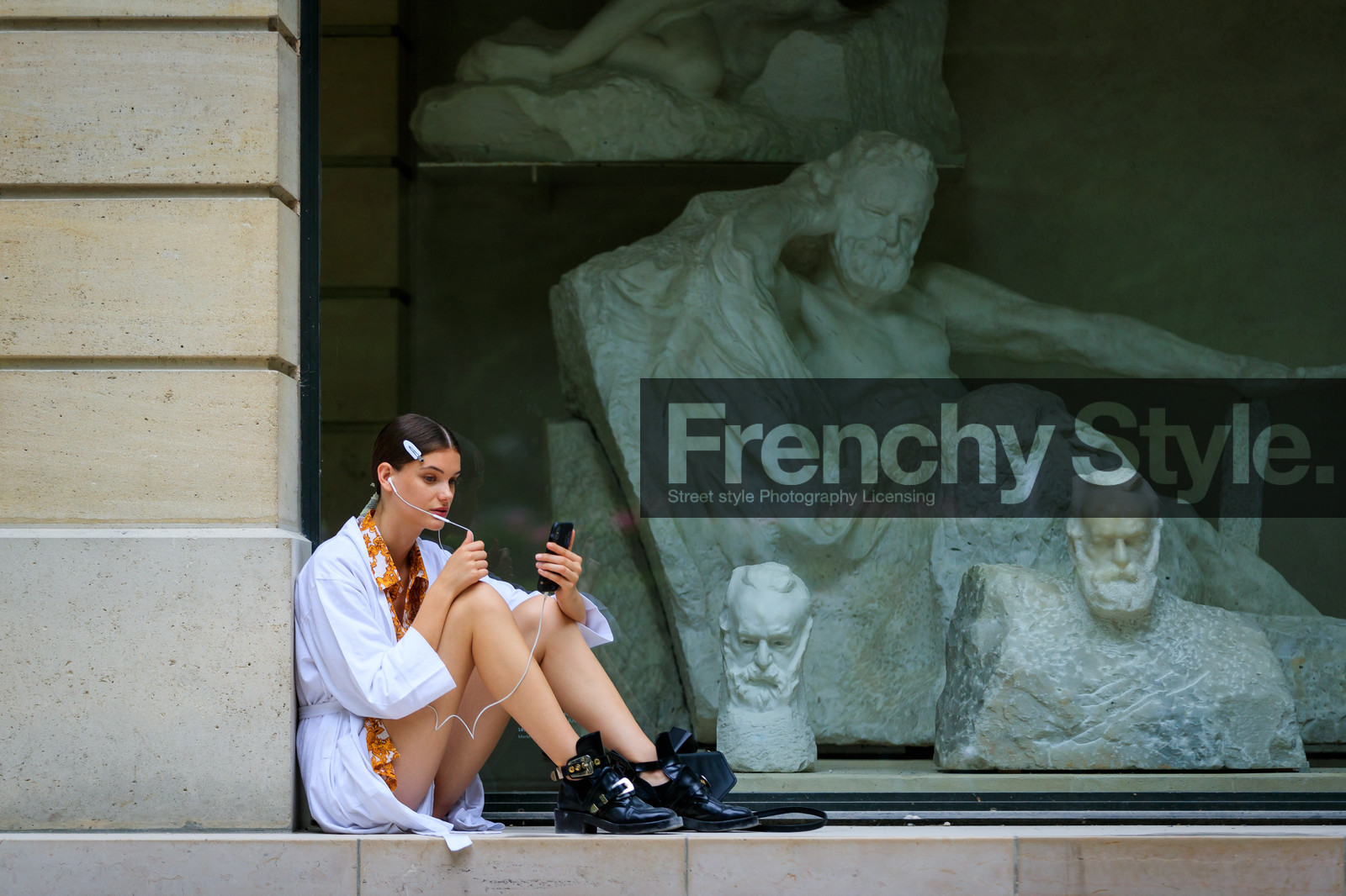 balenciaga, black shoes, headphones, iphone, leather shoes, ponytail, robe, fashion week, frenchystyle, FW, jonathan paciullo, street style, PFW, PARIS, horizontal, atmosphere details, detail, model, AUTUMN WINTER 2018-2019, FALL WINTER 2018-2019, FW 18-19