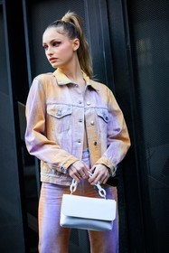tie dye full look, dual toned suit, full denim look, purple and orange jacket, purple and orange pants, white handbag, chaind hangbag, pony tail, highwaist jeans, red eyes, make up, fashion week, frenchystyle, FW, jonathan paciullo, street style, vertical, atmosphere details, detail