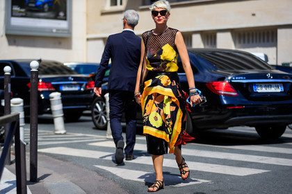 black bag, black dress, black shoes, bracelet, dyed hair, fishnet, floral, flowers, graphic dress, leather bag, leather shoes, printed dress, sunglasses, yellow dress, fashion week, frenchystyle, FW, jonathan paciullo, street style, PFW, PARIS, atmosphere details, horizontal, full length, AUTUMN WINTER 2018-2019, FALL WINTER 2018-2019, FW 18-19, elisa nalin