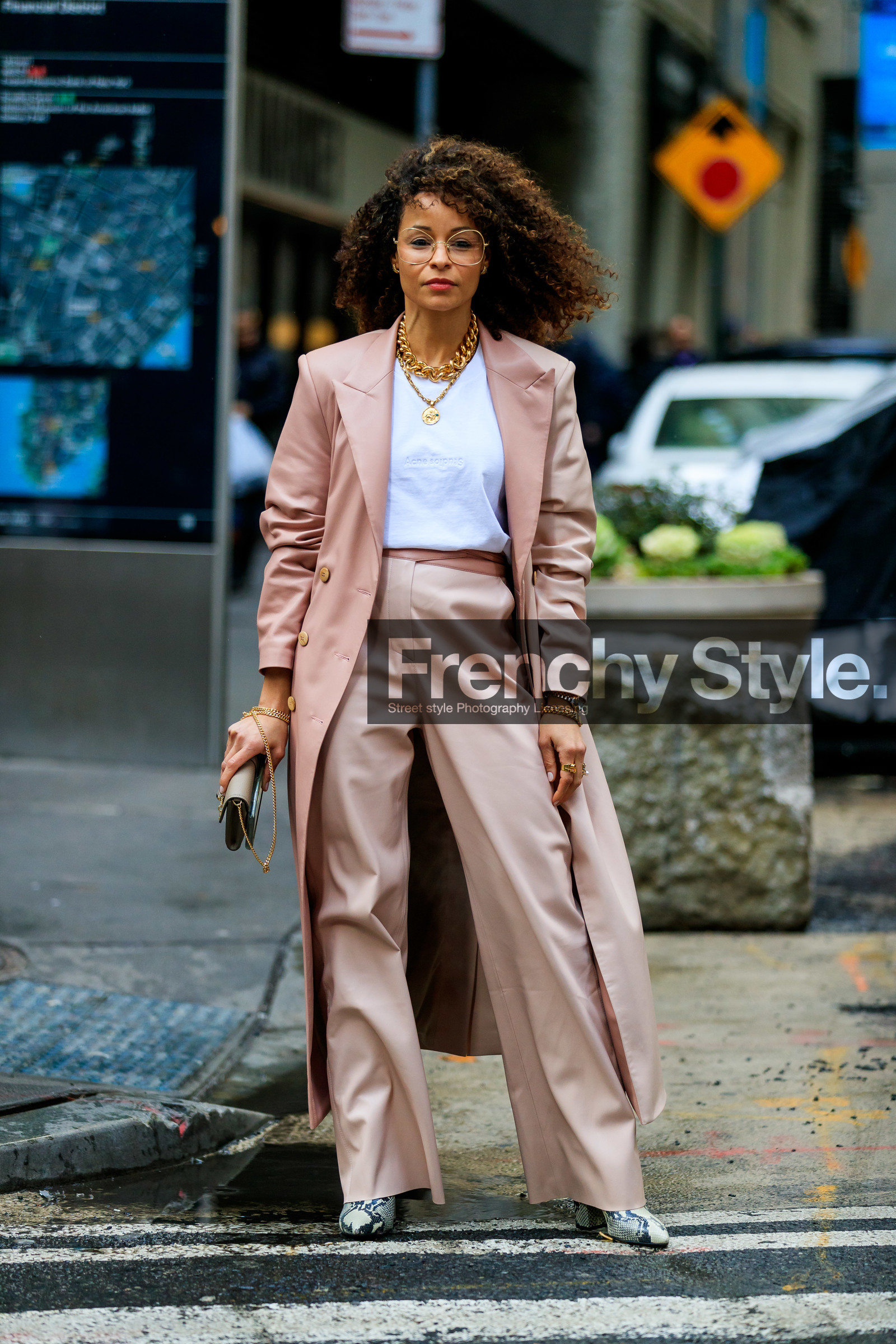 metalic frame sunglasses, golden frame glasses, light pink jacket, light pink pants, white t-shirt, acne studios t-shirt, chloe bag, beige leather bag, beige leather clutch, chain strap bag, golden chain strap bag, golden necklace, big chain necklace, charms necklace, long jacket, rolex watch, silvered watch, animal skin boots, beige leather boots, fashion week, frenchystyle, FW, jonathan paciullo, street style, AUTUMN WINTER 2020-2021, FALL WINTER 2020-2021, FW 20-21, vertical, full length, NYFW, NEW YORK
