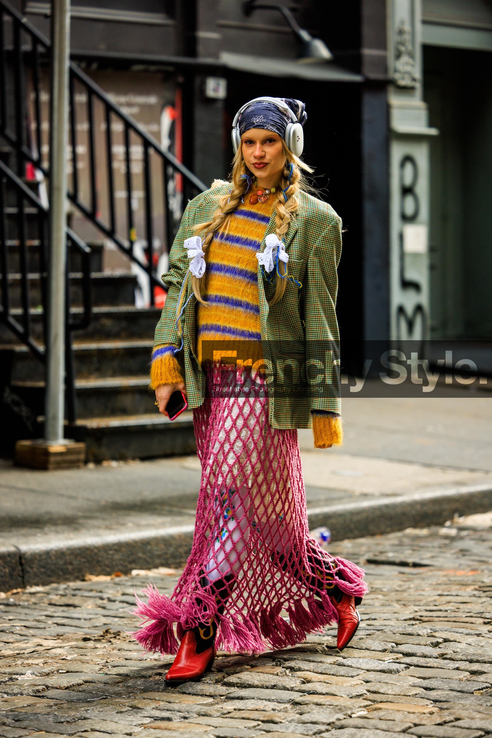 fishnet skirt, pink long, skirt, dark green blazer, plaid blazer, knitted jumper, stripes jumper, multicolor jumper, pigy tails, white hair bows, blue bandana, hair bandana, headphones, red bottines, stones necklace, mutlticolor necklace, lindsay vrckovnik, street style, jonathan paciullo, FW, frenchystyle, fashion week, NYFW, NEW YORK, AUTUMN WINTER 2022-2023, FALL WINTER 2022_2023, FW 22-23, vertical, full length