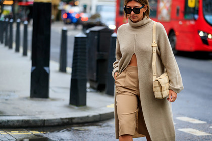 light beige pullover, light beige leather bag, beige bermuda shorts, long pullover, turtleneck pullover, split pullover, celine sunglasses, square shape glasses, scale sunglasses, big sunglasses, shoulder bag, plaited leather bag, plaited bag, bottega veneta bag, aylin koenig, fashion week, frenchystyle, FW, jonathan paciullo, street style, LFW, LONDON, AUTUMN WINTER 2020-2021, FALL WINTER 2020-2021, FW 20-21, horizontal, atmosphere details, detail