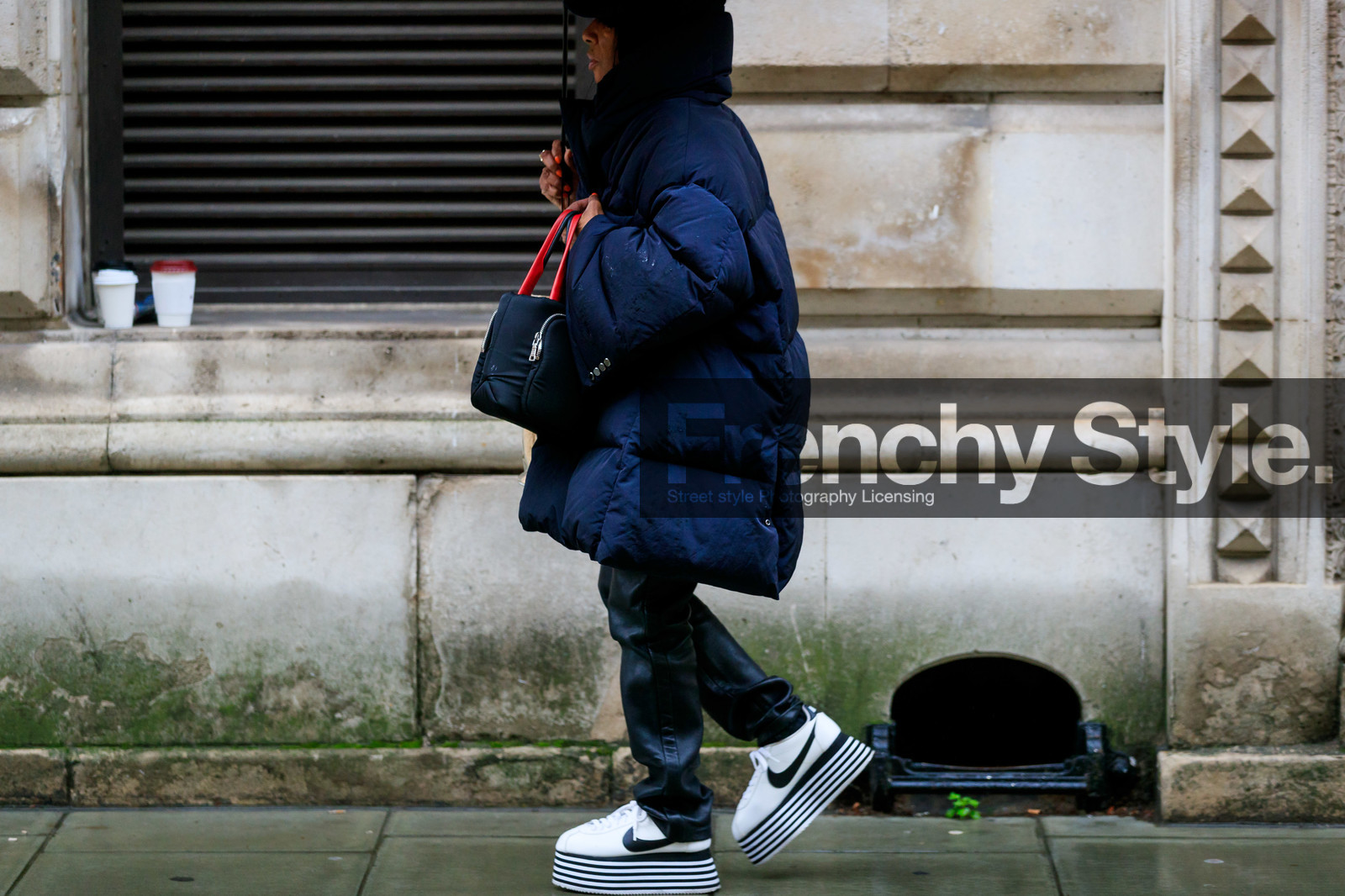 navy blue coat, oversize coat, down jacket, nike shoes, white leather sneakers, platform shoes, striped sneakers, black leather pants, fashion week, frenchystyle, FW, jonathan paciullo, street style, LFW, LONDON, AUTUMN WINTER 2020-2021, FALL WINTER 2020-2021, FW 20-21, horizontal, atmosphere details, detail