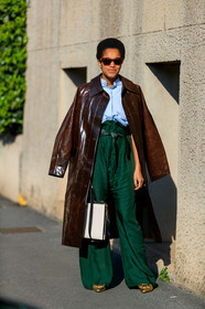 tamu mcpherson, brown leather coat, brown leather trench coat, brown leather jacket, green pants, green leather belt, satin pants, high waist pants, belted pants, silk pants, loose pants, white leather bag, black leather bag, ferragamo bag, ferragamo shoes, golden shoes, light blue shirt, scale sunglasses, butterfly sunglasses, bicolor bag, fashion week, frenchystyle, FW, jonathan paciullo, street style, MFW, MILAN, AUTUMN WINTER 2020-2021, FALL WINTER 2020-2021, FW 20-21, vertical, full length