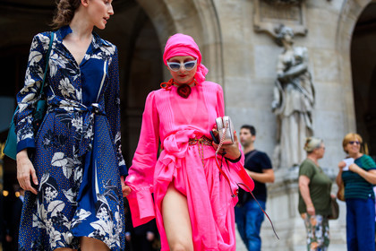 blue dress, floral, flowers, fuschia, gold bag, graphic dress, headband, jewellery, leather bag, necklace, pink dress, printed dress, shiny bag, sunglasses, turban, fashion week, frenchystyle, FW, jonathan paciullo, street style, PFW, PARIS, atmosphere details, horizontal, detail, AUTUMN WINTER 2018-2019, FALL WINTER 2018-2019, FW 18-19, catherine baba