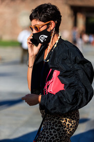 black bombers, ruffle bombers, pink leather bag, leopard printed pants, openwork bombers, eva geraldine fontanelli, fashion week, frenchystyle, FW, jonathan paciullo, street style, MFW, MILAN, SPRING SUMMER 2021, SS 21, vertical, detail