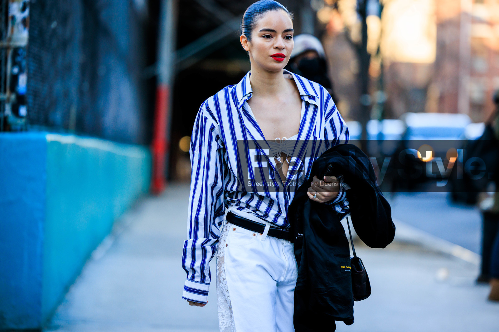 details, full black look, black pants, white striped pants, close up, striped shirt, blue and white shirt, white bra, white pants, black belt, black jacket, red lips, make up, wet make up, coco baudelle, fashion week, frenchystyle, FW, jonathan paciullo, street style, NYFW, NEW YORK, AUTUMN WINTER 2022-2023, FALL WINTER 2022_2023, FW 22-23, atmosphere details, horizontal