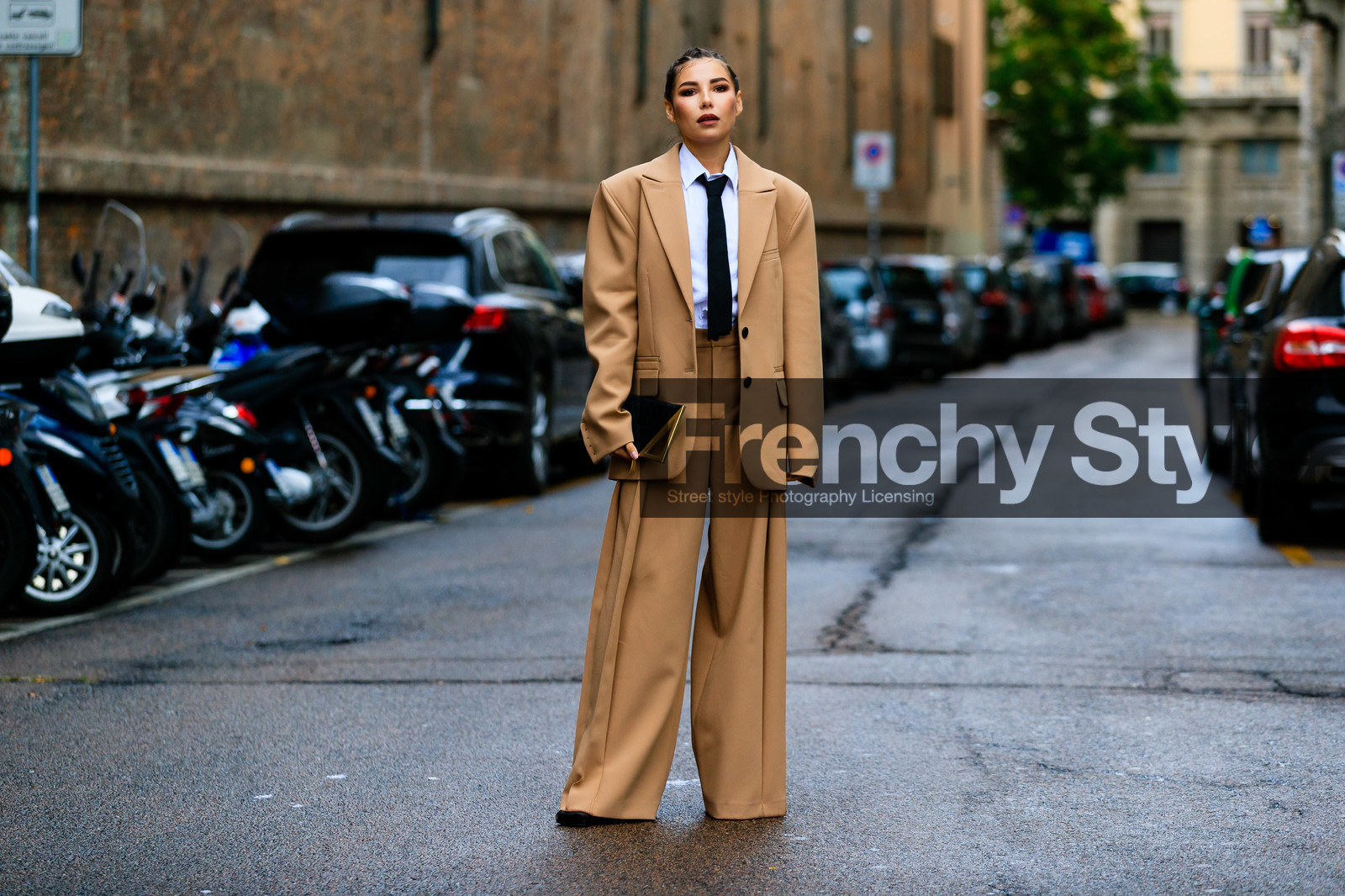 beige jacket, beige pants, beige suits, camel pants, camel suits, camel jacket, oversize jacket, oversize pants, oversize suits, boyish look, white shirt, black tie, black leather clutch, high waist pants, pleated pants, bottega veneta bag, loose pants, loose jacket, karina nigay, street style, jonathan paciullo, FW, frenchystyle, fashion week, MFW, MILAN, SPRING SUMMER 2021, SS 21, horizontal, atmosphere details, full length