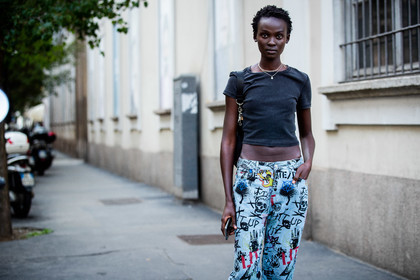 dark grey t-shirt, light blue jeans, printed jeans, graffiti jeans, graffiti denim, cropped top, flare jeans, street style, jonathan paciullo, FW, frenchystyle, fashion week, MFW, MILAN, SPRING SUMMER 2021, SS 21, horizontal, atmosphere details, detail, model
