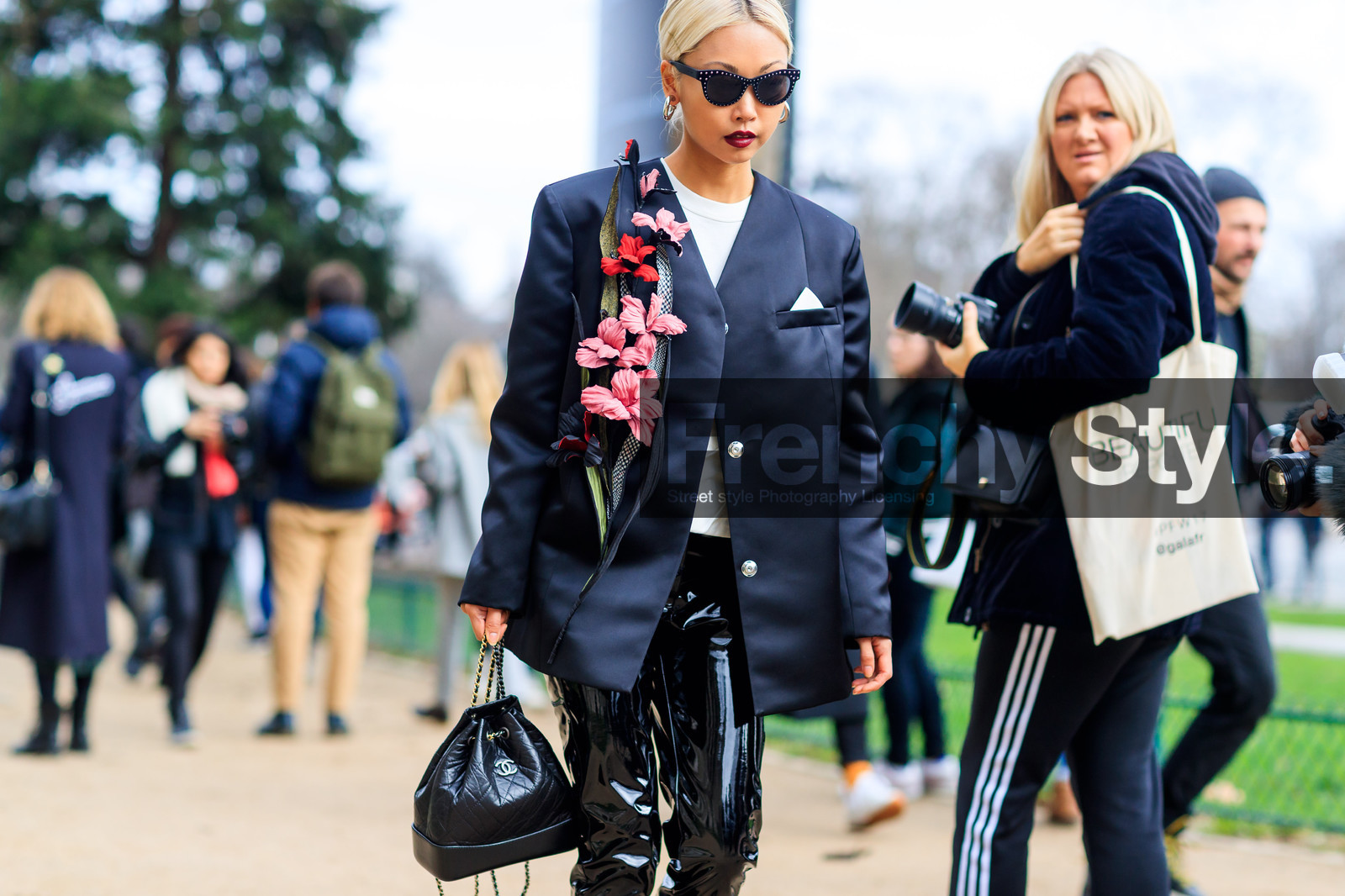 atmosphere details, AUTUMN WINTER 2017-2018, AW 17-18, black bag, black jacket, black pants, blazer, chanel handbag, detail, FALL WINTER 2017-2018, fashion week, floral, flower, frenchystyle, FW, FW 17-18, horizontal, jonathan paciullo, leather bag, leather pants, PARIS, PFW, street style, sunglasses, trousers, vanessa hong, varnished leather, vinyl, white t shirt