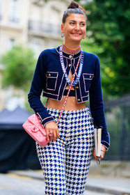 pink leather bag, crossbody bag, quilted bag, chanel bag, chanel cardigan, chanel jacket, chanel pants, cropped cardigan, cropped jacket, knitwear, knit top, strassed earrings, strassed necklace, strassed ring, pink ring, big ring, big necklace, big chocker, long necklace, pink necklace, pink choker, pink earrings, purple necklace, navy blue cardigan, navy blue jacket, navy blue pants, houndstooth printed pants, chanel total look, giovanna battaglia, fashion week, frenchystyle, FW, jonathan paciullo, street style, PFW, PARIS, AUTUMN WINTER 2021-2022, FALL WINTER 2021-2022, FW 21-22, vertical, atmosphere details, detail