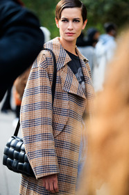 louise de chevigny, make up, make up details, camel coat, beige coat, checked coat, black leather bag, shoulder bag, plaited bag, bottega veneta bag, close up detail, hair details, black eyeliner, black eyeshadows, PARIS, PFW, fashion week, frenchystyle, FW, jonathan paciullo, street style, SPRING SUMMER 2021, SS 21, vertical, atmosphere details, detail, model