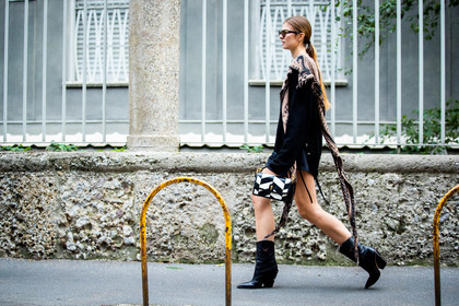 black pullover, black shorts, black leather bag, black leather boots, scale sunglasses, bottega veneta bag, white leather bag, checked bag, patchwork bag, hand bag, cowboy boots, low boots, silvered necklace, big chain necklace, brown scarf, jacqueline zelwis, street style, jonathan paciullo, FW, frenchystyle, fashion week, MFW, MILAN, SPRING SUMMER 2021, SS 21, horizontal, atmosphere details, full length