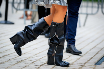 louis vuitton boots, black leather boots, high boots, platform boots, zipped boots, studs boots, legs detail, close up detail, shoes detail, fashion week, frenchystyle, FW, jonathan paciullo, street style, PFW, PARIS, AUTUMN WINTER 2021-2022, FALL WINTER 2021-2022, FW 21-22, atmosphere details, horizontal, detail, natasha poly, model