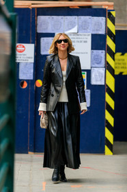 lisa aiken, black leather jacket, black leather skirt, black leather boots, white pullover, low necked pullover, rayban sunglasses, big chain necklace, golden necklace, long skirt, pleated skirt, fashion week, frenchystyle, FW, jonathan paciullo, street style, NYFW, NEW YORK, AUTUMN WINTER 2020-2021, FALL WINTER 2020-2021, FW 20-21, vertical, full length