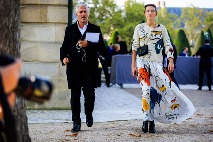 alexa chung, animal print, atmosphere details, black bag, black shoes, drawings, fashion week, frenchystyle, full length, FW, graphic skirt, horizontal, jonathan paciullo, leather bag, leather shoes, PARIS, PFW, pleated skirt, printed skirt, printed sweater, SPRING SUMMER 2018, SS 18, street style, white skirt, white sweater